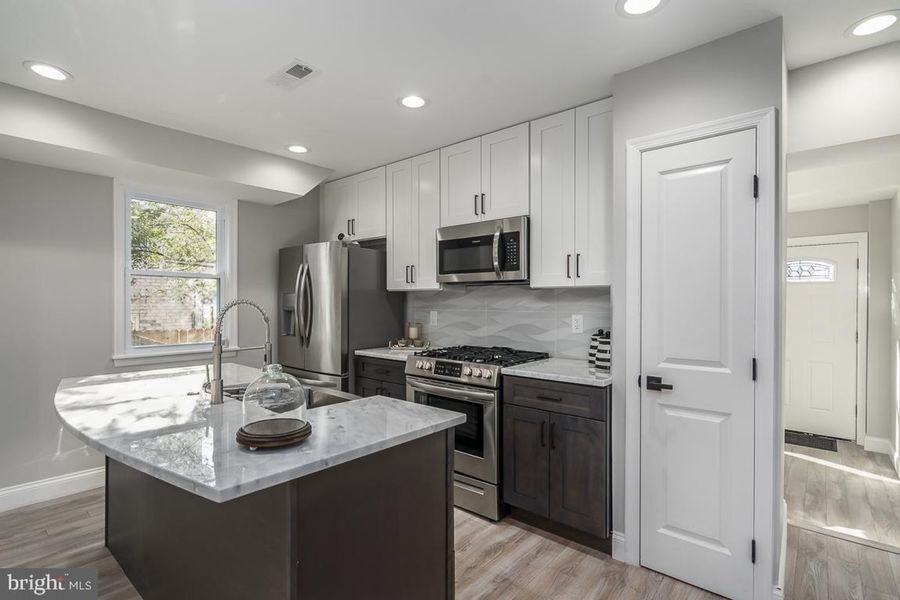 Primary Photo - Convenient 3 Bedroom Abode with Parking!