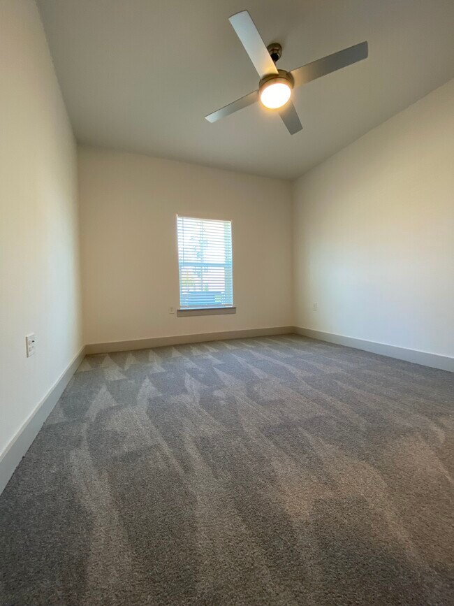 A1 Bedroom - Azalea Bay Apartments