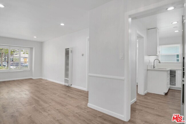 Foto del edificio - 2207 Ocean Park Blvd