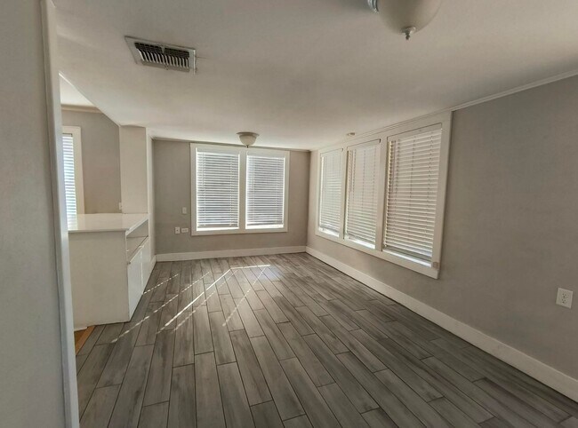 Foto del edificio - Come check out this 2 bedroom, 2 bath Sant...