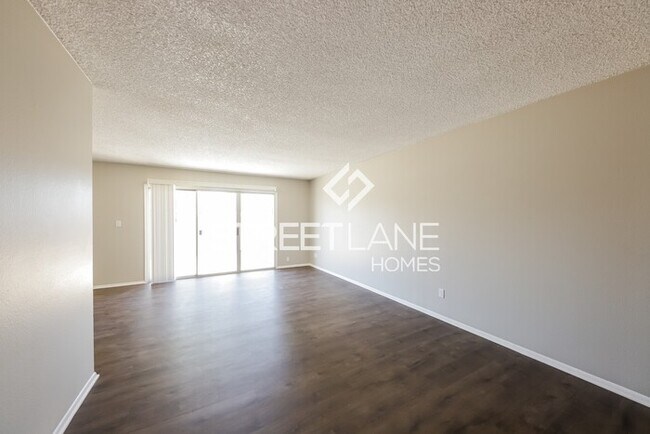 Foto del edificio - REDUCED! -NOW OFFERING $1000 OFF THE FIRST...