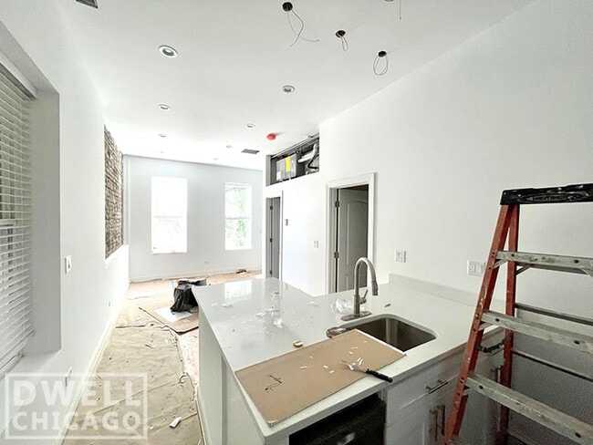 Building Photo - 1635 N Honore St