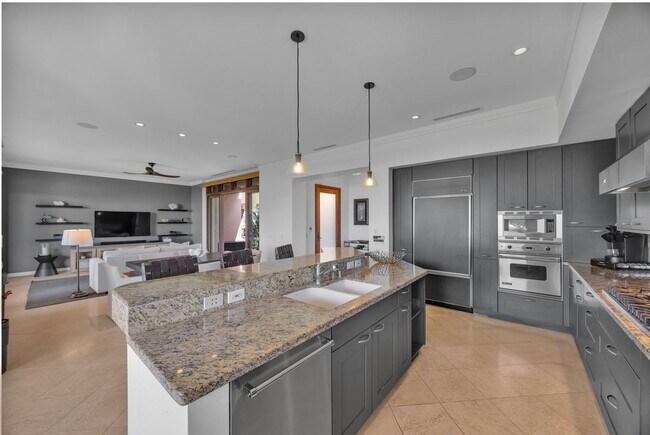 Foto del edificio - Luxury 3-Bed Condo at Coconut Grove. Ocean...