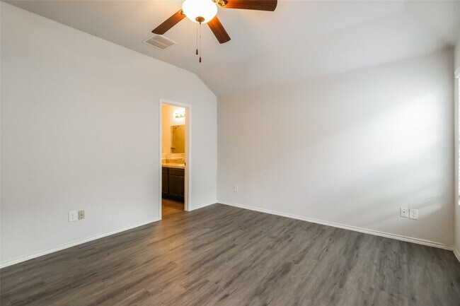 Building Photo - 13907 Westfield Dr