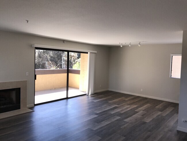 Building Photo - West of Hwy 101 Encinitas!  2bd 2.5 ba end unit!