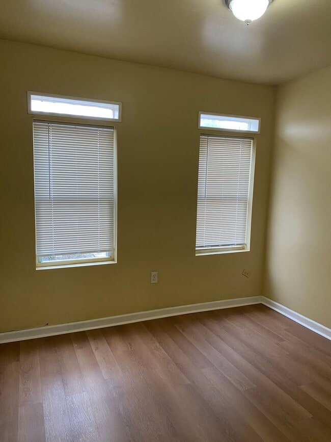 Foto del edificio - Spacious Rooms! Hardwood Flooring Througho...