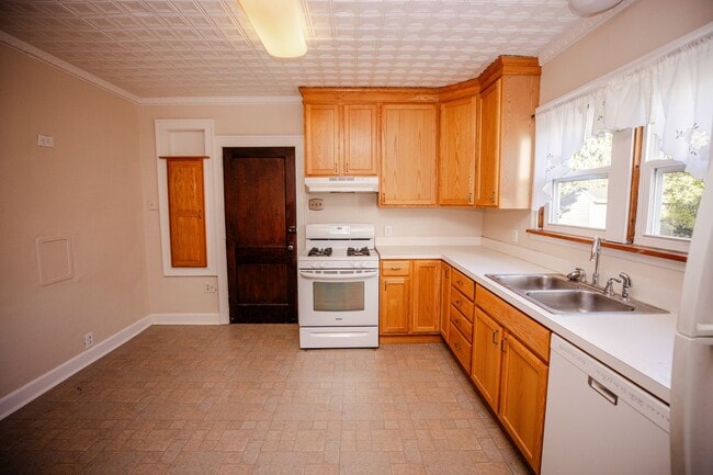 Foto del edificio - 1452 Rollins Rd