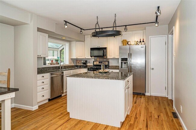 Building Photo - 805 Rockhurst Dr