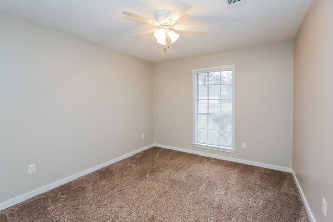 Building Photo - Spacious Home