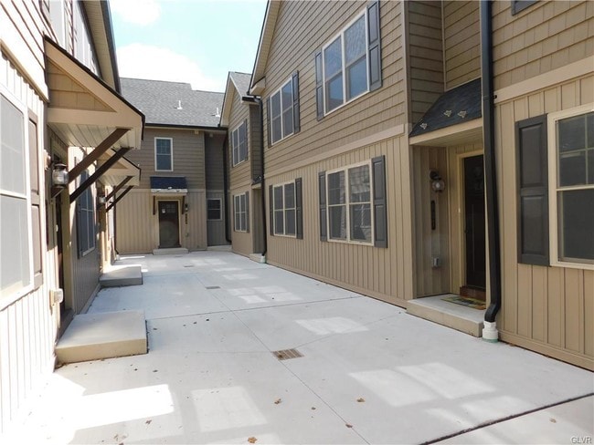 Building Photo - 639 Linden St