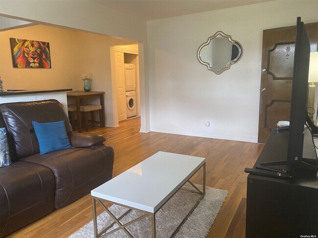 Building Photo - 70-75-75 Park Dr E