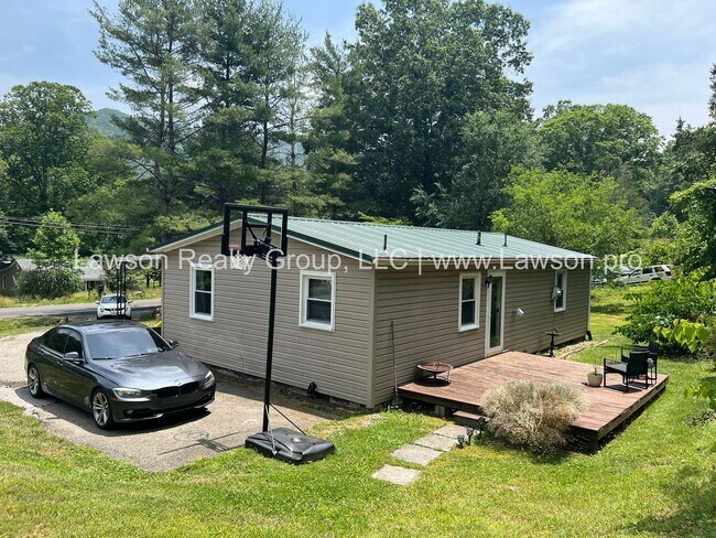 Foto del edificio - Close to Carvins Cove- One Level Living with Hobby Shed