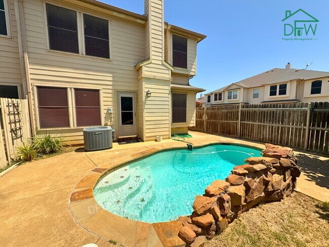 Foto del edificio - For Lease: Corner Townhome near DFW Airport - 3BR/2.5BA, Private Pool, Attached Garage, W/D Included