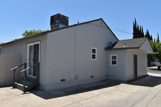 Foto del edificio - 1720 Bessie Ave