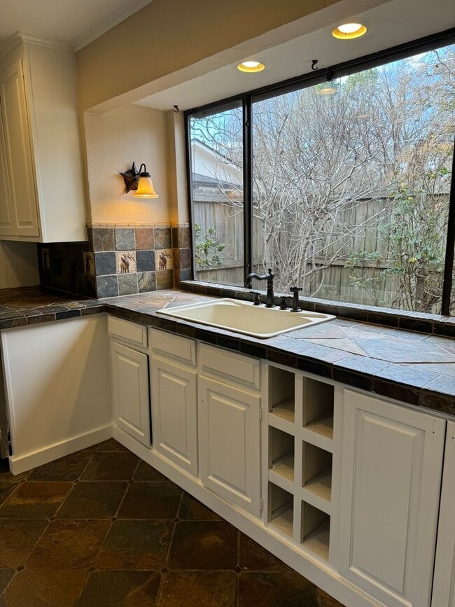 Building Photo - 636-638-638 Town Oaks Cir