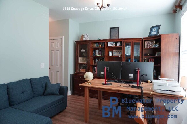 Foto del edificio - Charming 3-Bed Oasis with Granite Touches & Hardwood Flooring in Charleston!