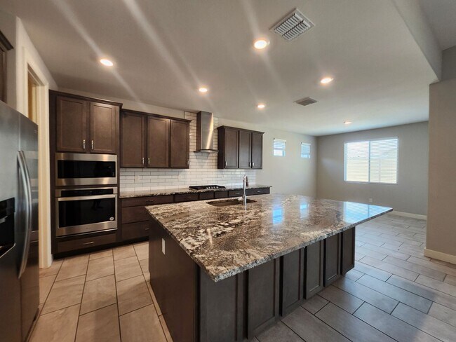 Foto del edificio - COMING SOON August 1st! Single Family Home-  5 bedrooms 3 Baths
