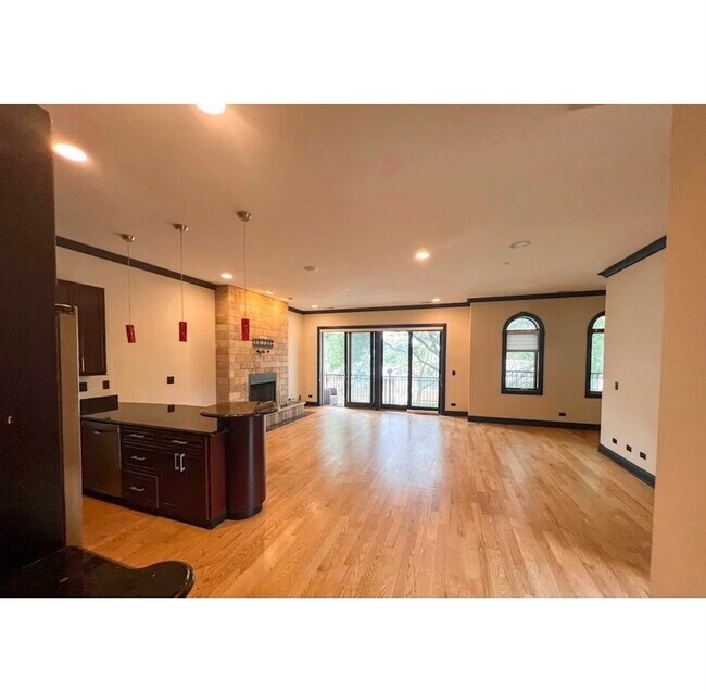 Foto del edificio - 6318 N Albany Ave
