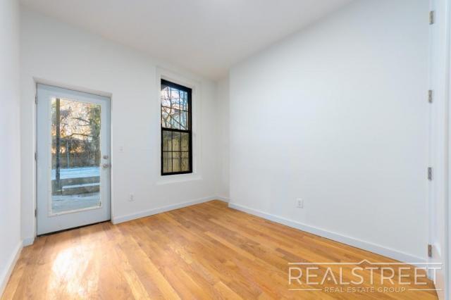 Foto del edificio - 3 bedroom in BROOKLYN NY 11221