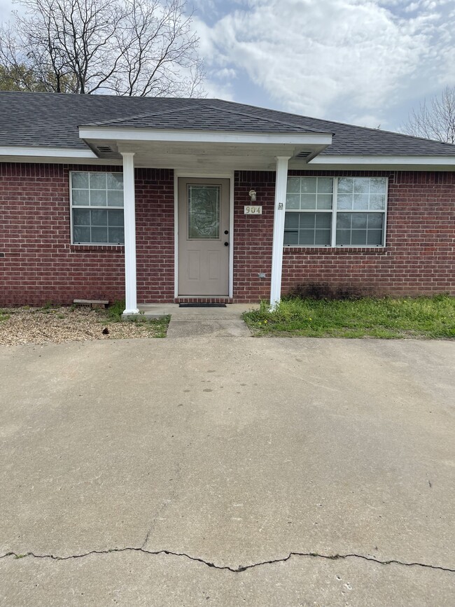 Building Photo - 904 W Oklahoma Ave