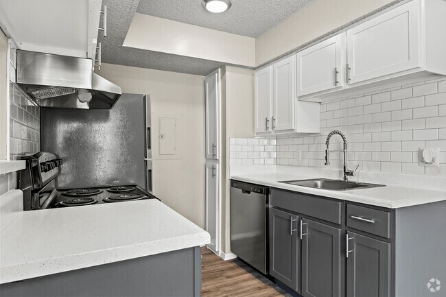 1 habitación, 1,5 baños - 700 pies cuadrados - Cocina - Peaks at Universal City