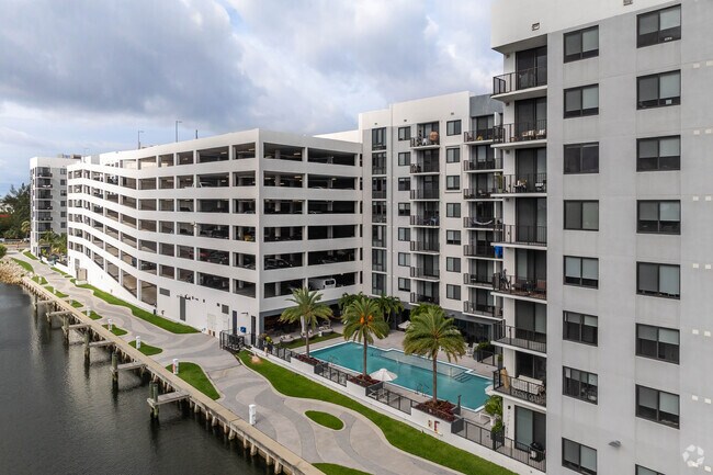 Foto del edificio - Oasis Pointe