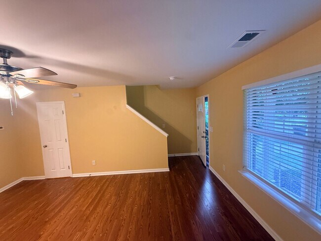 Building Photo - Beautiful private home!!
