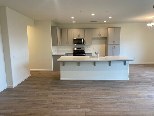 Foto del edificio - Newer 3 Bedroom 2 Bathroom Home in Tulare!