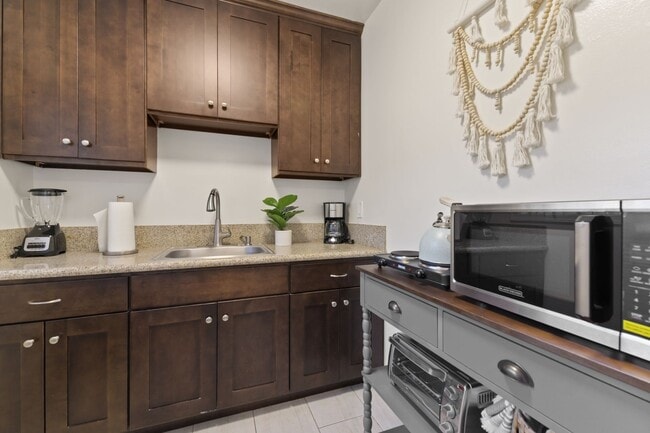 Building Photo - OCEAN BEACH APARTMENT! 1 BED/1 BATH w/ GARAGE!