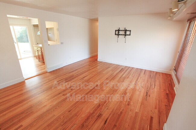 Foto del edificio - 2792 E Caley Ave