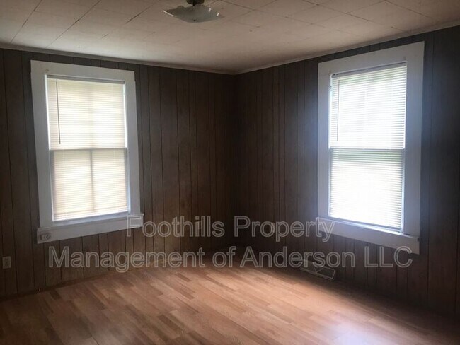 Building Photo - 302 Dickens Ave