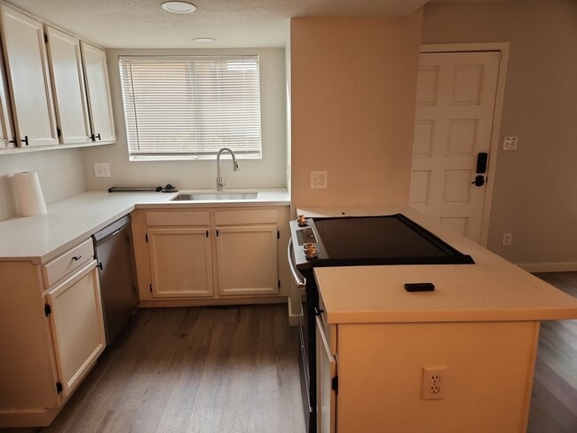 Building Photo - 2 Bed / 1.5 Bath