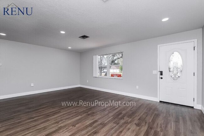Building Photo - Available Now! 4 Beds & 2 Baths!