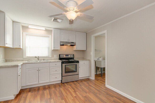 Foto del edificio - Renovated Charming Bungalow with Large Det...