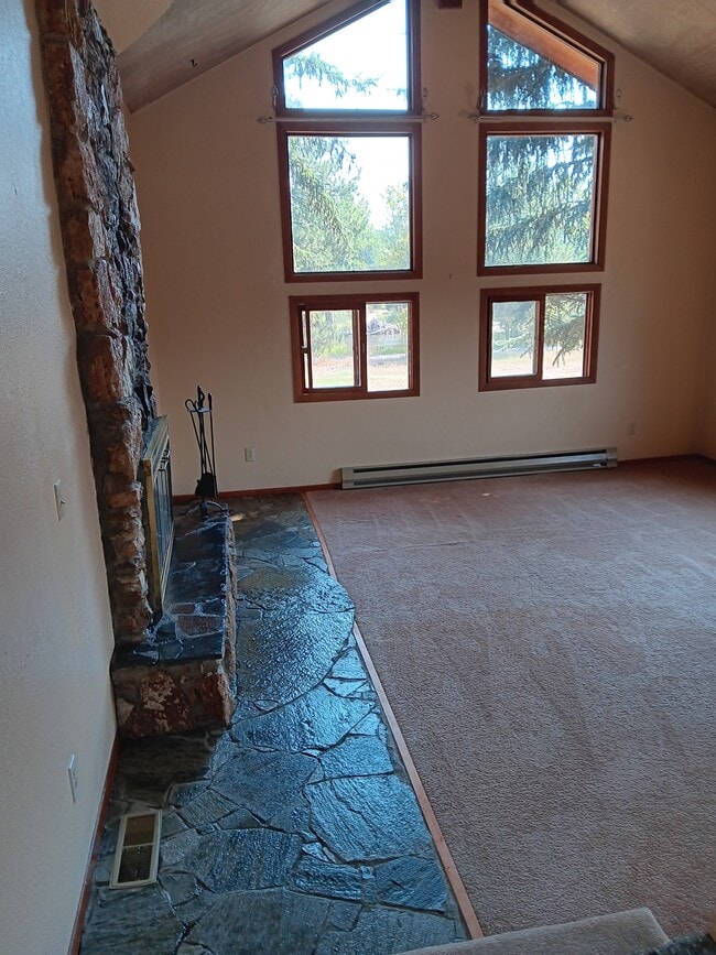 Livingroom with river view - 3943 Stevensville River Rd