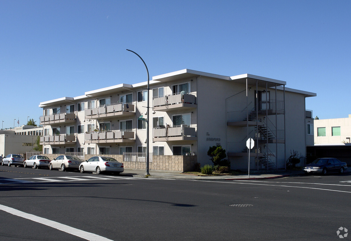 Primary Photo - Bradford Apartments