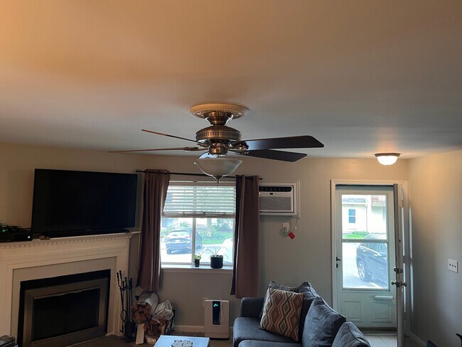 Building Photo - 8 Rose Ln