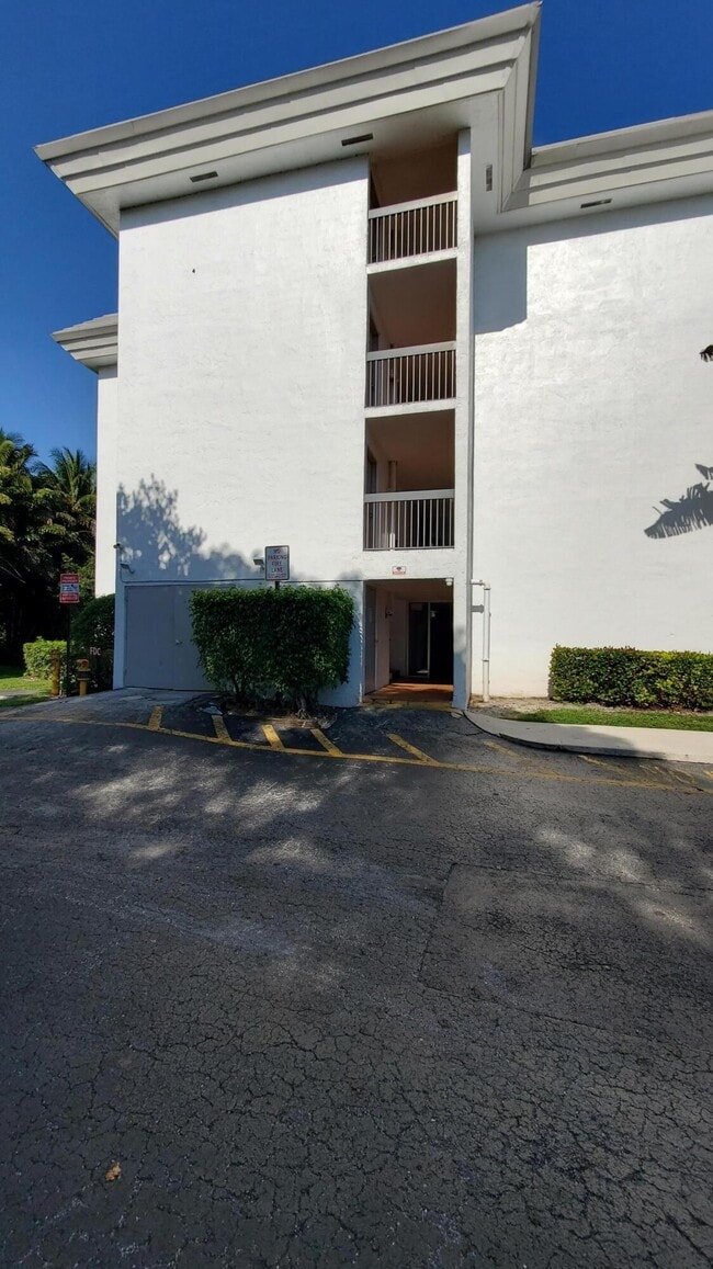 Building Photo - 721 N Pine Island Rd