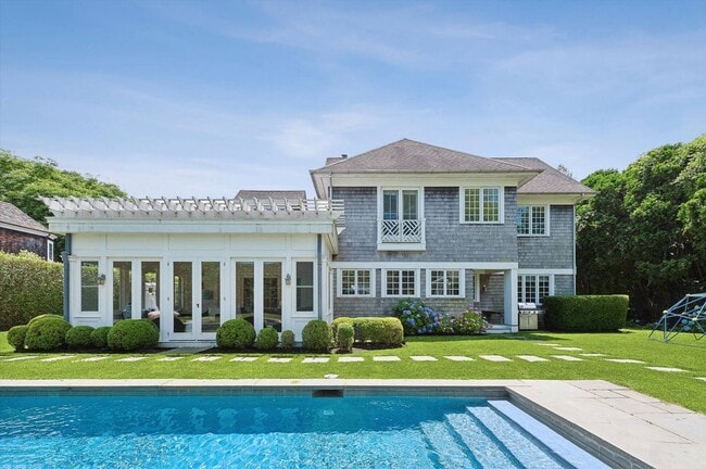 Foto del edificio - 121 Post Ln