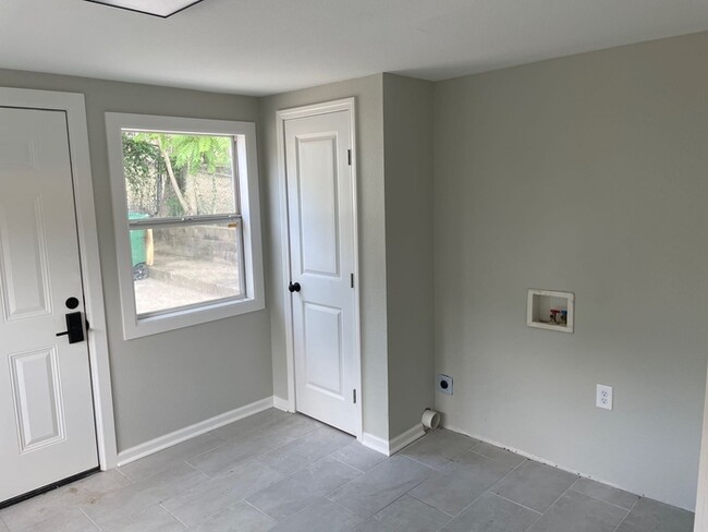 Building Photo - Totally remodeled 3 bedroom 2 bath home in...