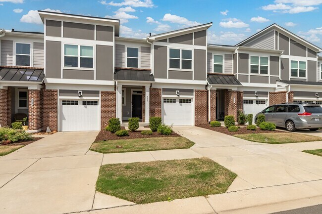 Foto del edificio - Live Near It All – Stylish Chatham Park Townhome with Amenities