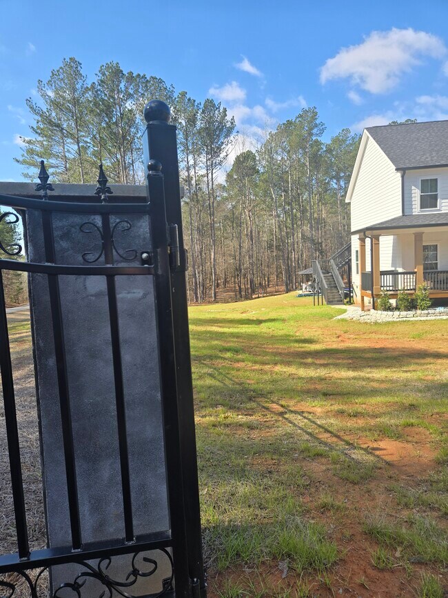 Foto del edificio - 2000 Antioch Church Rd