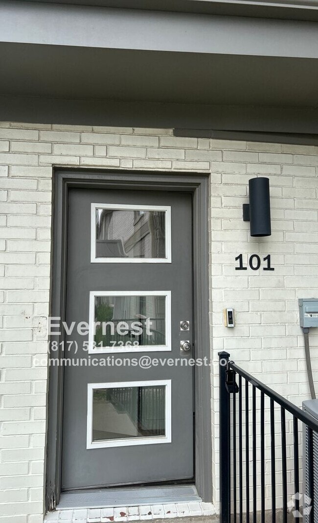 Building Photo - 2528 N Fitzhugh Ave