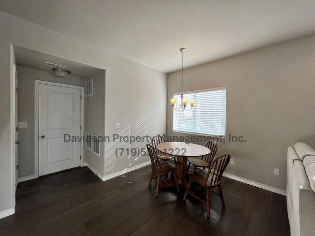 Foto del edificio - Stunning Townhouse Located in Northeast Co...