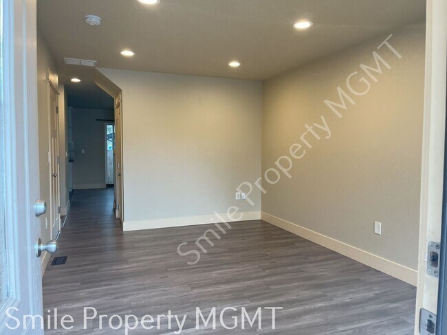 Building Photo - single house