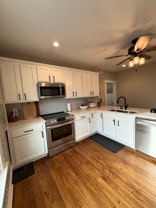 Foto del edificio - 4 Bedroom, Two Story House