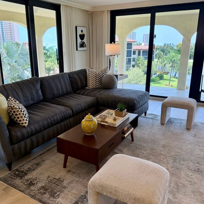 Foto del edificio - 6020 Pelican Bay Blvd