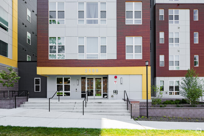 Entrada - The Residences at Forest Glen