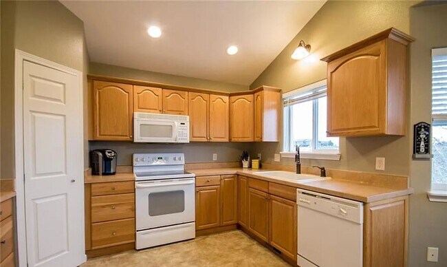 Foto del edificio - 4 Bedroom Home with Yard, Garage & Pet-Friendly Policy