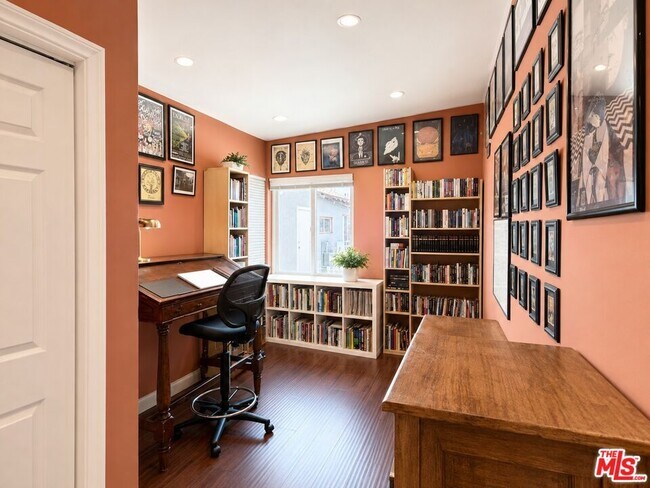 Foto del edificio - 6525 Wilkinson Ave